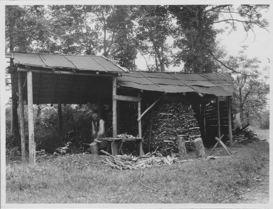 Foto Der "Wellelimacher" in seiner Arbeitshütte.