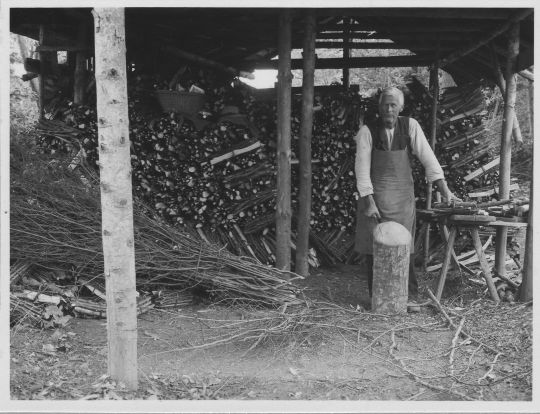 Foto Der "Wellelimacher" in seiner Arbeitshütte.
