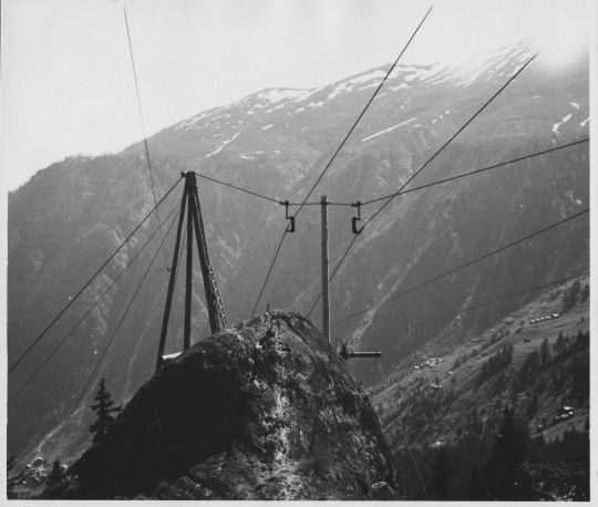 Foto Querseilstütze einer Wyssen-Seilbahn in schwieriger Situation