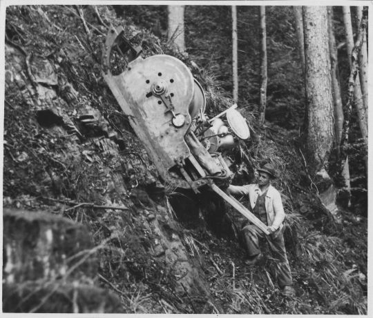 Foto "Seilwinde System Wyssen zieht sich in steilem Gelände hoch"