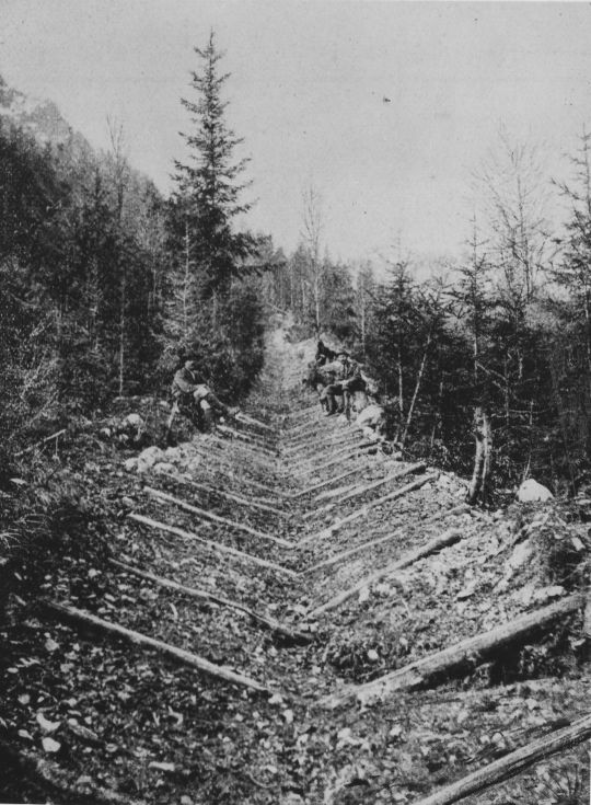 Foto Eibl-Riesweg in den Ostalpen. Gerade Strecke mit schiefliegenden Dopperlrippen