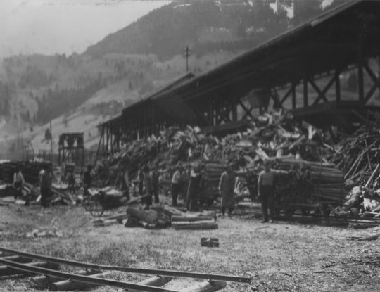 Foto Entladstation für Brennholz der Drahtseilriese bei Feldkirch im Saminatobel.