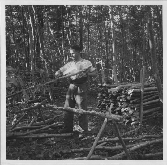 Foto Holzer beim Rüsten