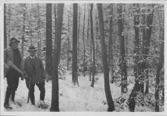 Foto Zwei Personen mit Kluppen im Wald
