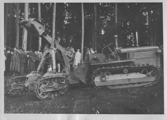Foto Holzrücken mit Raupenschlepper und Rückebogen Ajax