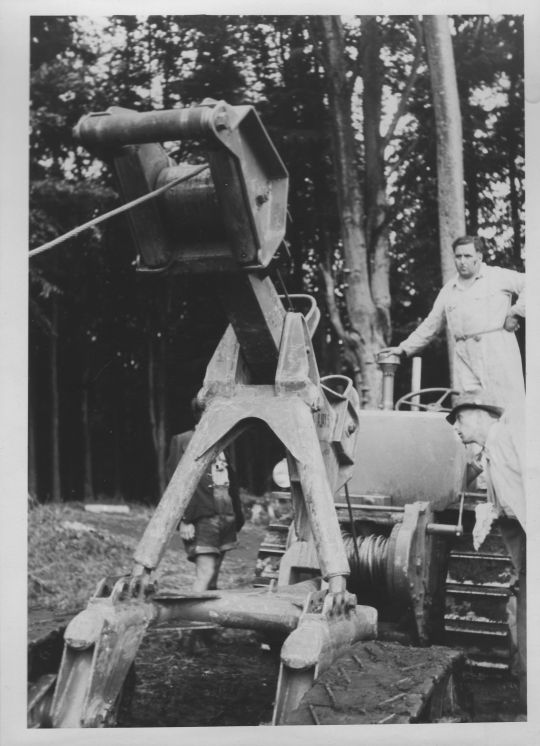 Foto Holzrücken mit Raupenschlepper und Rückebogen Ajax