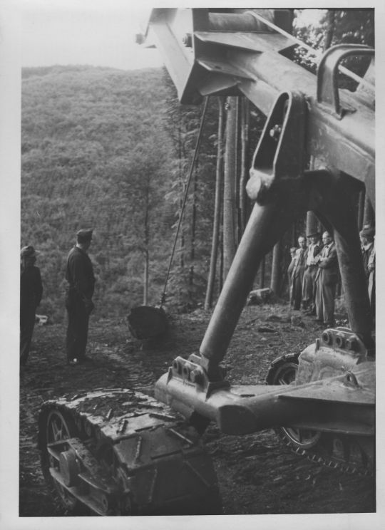 Foto Holzrücken mit Raupenschlepper und Rückebogen Ajax