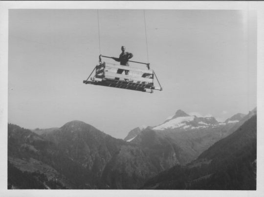 Foto Transport mit der Drahtseilriese im Gebirge