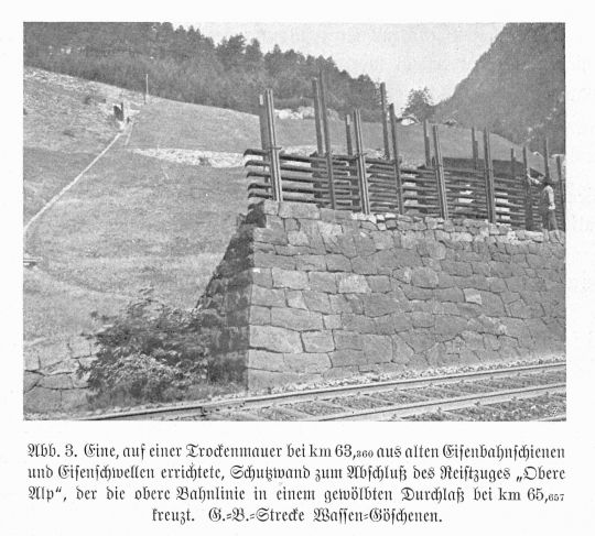 Foto Abschluss des Reistzugs "Obere Alp" aus Eisenbahnschienen und Eisenschwellen