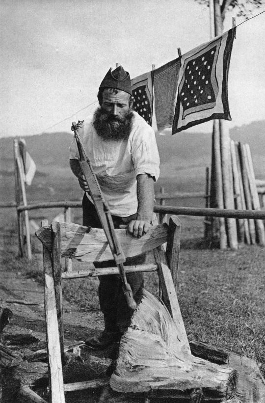 Foto Einsiedler Bauer beim Zersägen von Holz