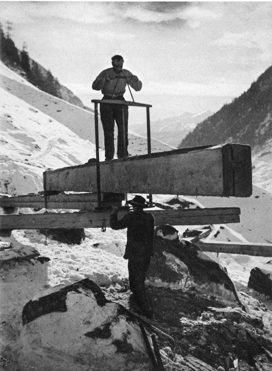 Foto Zurüsten der Balken zum Hausbau