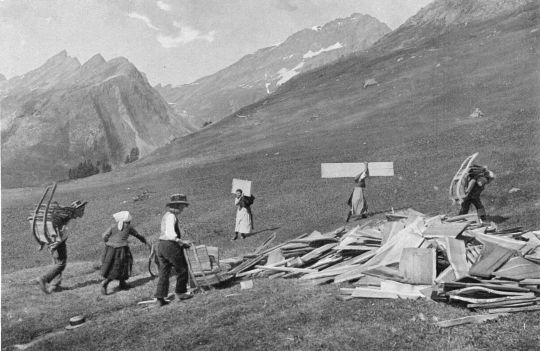 Foto Männer und Frauen, Greise und Kinder helfen beim Tragen mit
