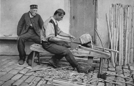 Foto Abspähnen der Rebstickel auf dem Ziehbock in Chernex