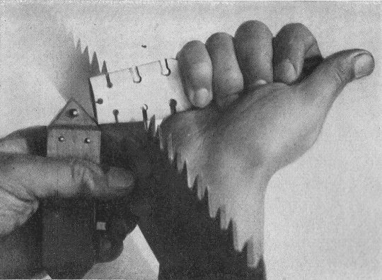 Foto Handhabung des Schränkeisens und des Schrankmessers