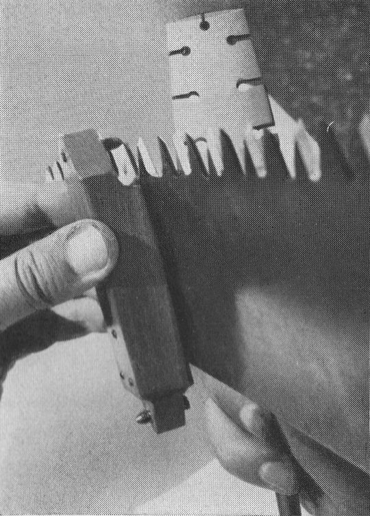 Foto Handhabung des Schränkeisens und des Schrankmessers