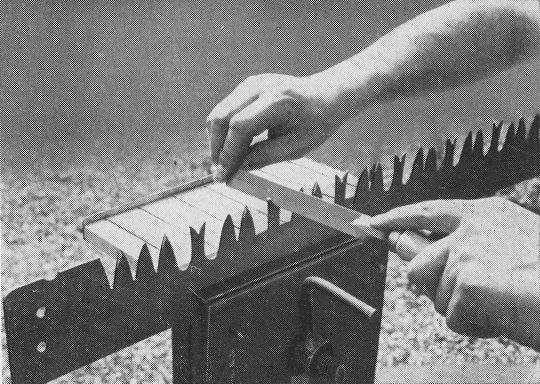 Foto Haltung und Stellung der Feile beim Schärfen der Hobelzähne