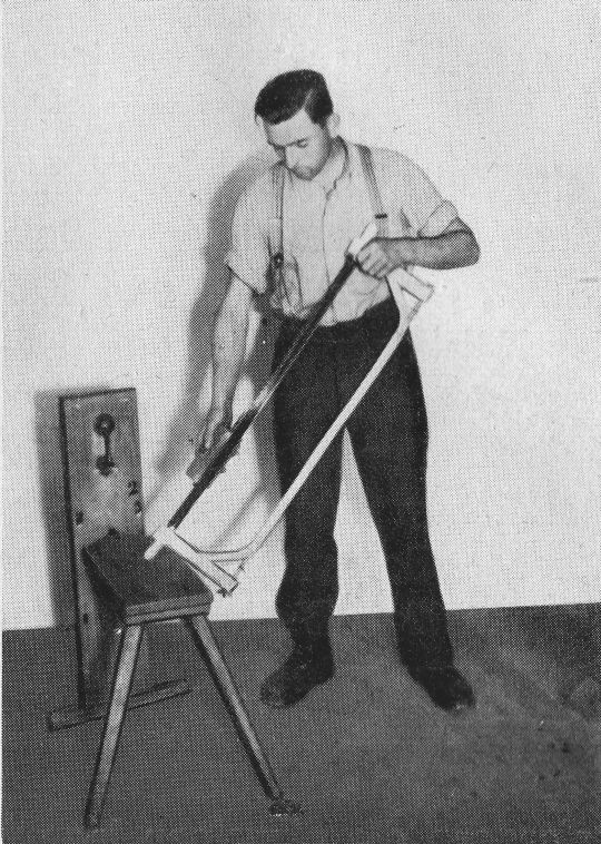 Foto Arbeitsstellung und Handhabung des Abstossers beim Abstossen von Panzersägen