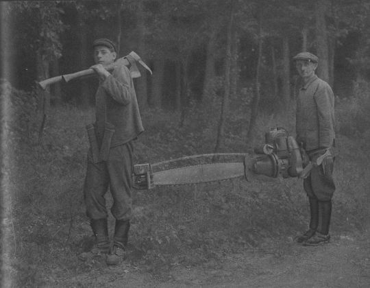 Foto Richtig ausgerüstete Zweimann-Motorsägenrotte