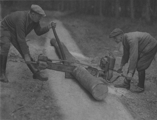 Foto Einschneiden von Schichtholz mit einer Zweimann-Motorsäge