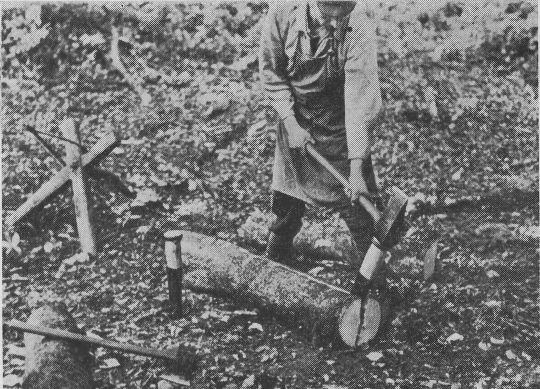 Foto "Arbeitsplatz beim Spalten; Spalten mit Spalthammer und Holzeisenkeil"