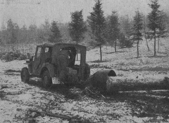 Foto "Jeep beim Stammholzrücken mit Rückehaube"