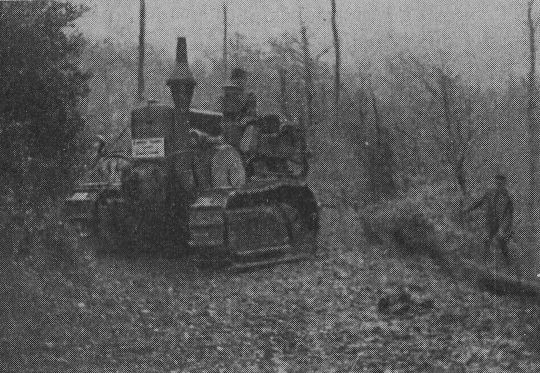 Foto "Lanz-Bulldog, 55 PS-Raupe, zieht schweren Buchenstamm mit Seilwinde..."