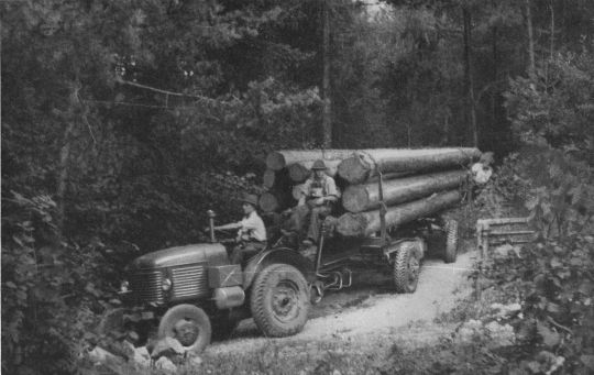Foto "Steyr-Radschlepper Type 180 mit Sattelanhänger der Type Sahl..."