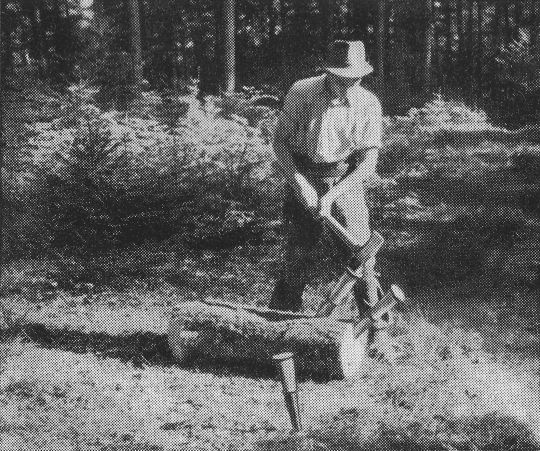 Foto Spalten mit den Spalthammer und Keilen