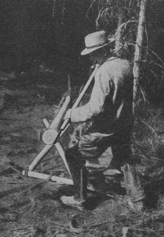 Foto "Drehen des überseitig geschälten Stämmchens auf dem Schälbock..."