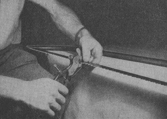 Foto "Handhabung der Schränkzange"