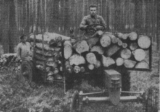 Foto "Geräteträger mit Schichtholzrahmen und Einachsanhänger"