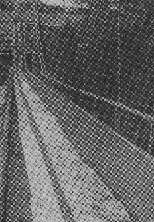 Foto "Ausformungsplatz am Fusse eines Langstreckenseilkranes"