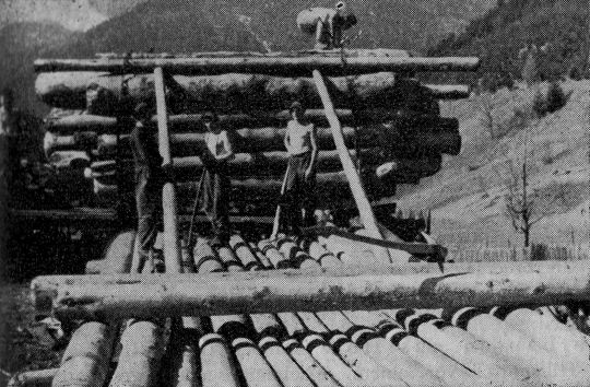 Foto "Aufladen von zu tief liegenden Lagern auf Fahrzeuge mittels Handarbeit"
