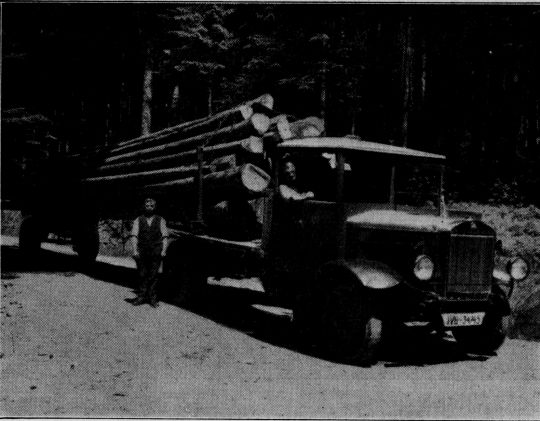 Foto "Holzabfuhr mit Lastkraftwagen. Zweiachsiger Wagen mit Langholzanhänger..."