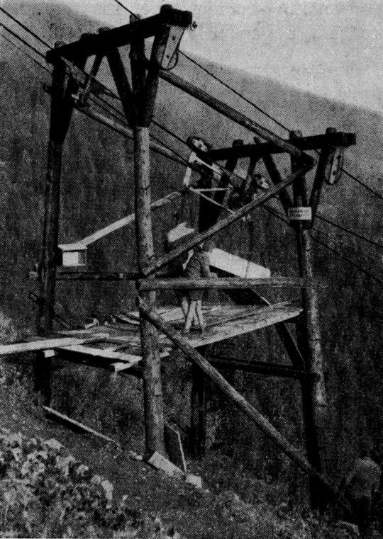 Foto "Eine Zwischenladestation mit Niederhaltestütze ..."