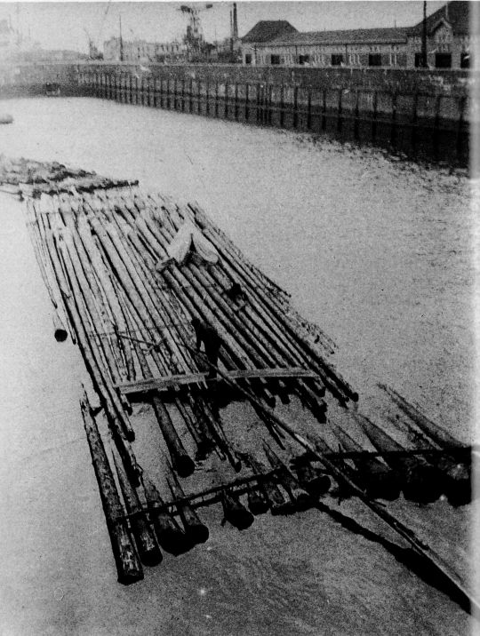 Foto "Ankunft eines Weserfloßes in der Kaiserschleuse in Bremerhaven"