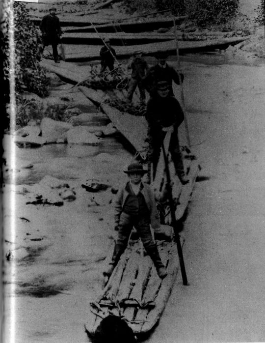 Foto "Ein Waldfloß liegt serpentinenartig im Bachbett und wartet auf Floßwasser ..."
