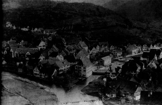 Foto "... Auf der Kinzig vor dem Hoomutsdeich liegt ein Floß mit 8 Gestören"