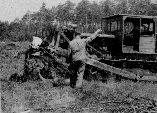 Foto Stockrodung mit an Schlepper montiertem Rodegerät