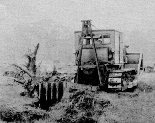 Foto Stockrodung mit an Schlepper montiertem Rodegerät