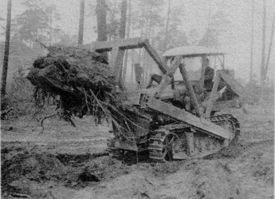 Foto Stockrodung mit an Schlepper montiertem Rodegerät