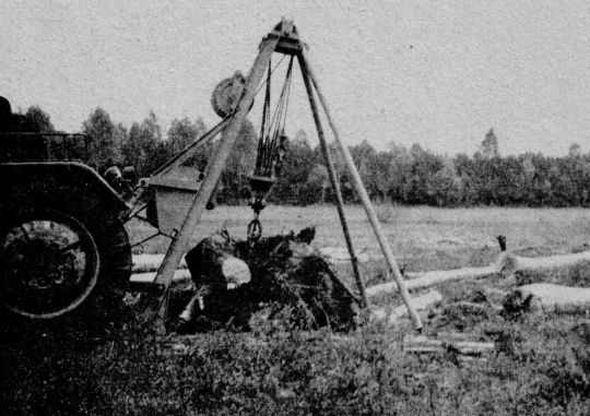 Foto Stockrodung mit an Schlepper montiertem Rodegerät