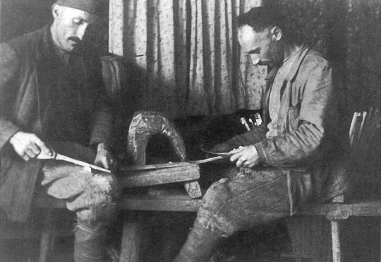 Foto "Handwerk. Viktor Wyssen an der Handsäge. Benjamin Wyssen arbeitet an der sog...."