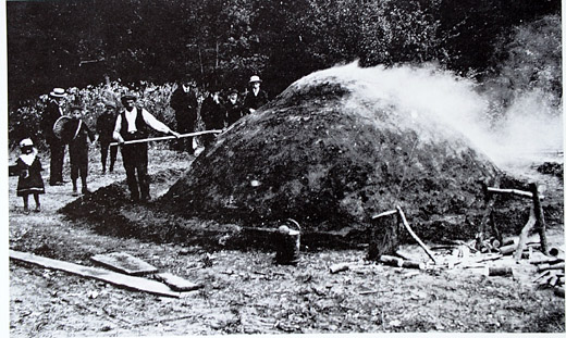 Foto Brennender Köhlerhaufen