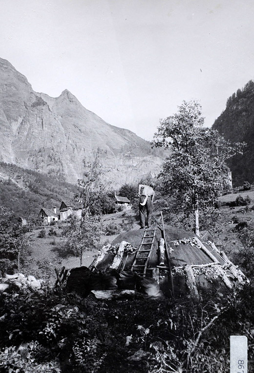Foto Aufbau eines Kohlenmeilers