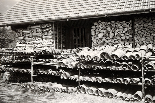 Foto Fichtenrinde zum trocknen aufgeschichtet