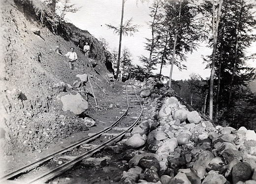 Foto Strassenbau mit Muldenkippwagen
