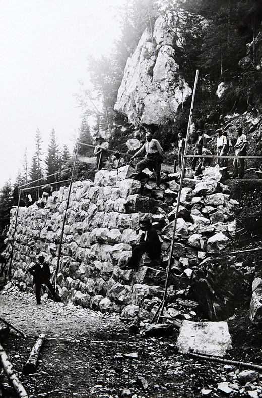 Foto Bau einer Stützmauer