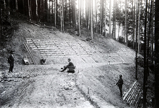 Foto Holzkasten im Wegbau
