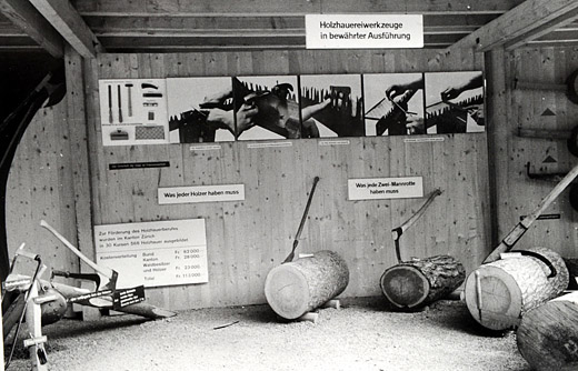 Foto Holzerwerkzeuge in Ausstelllung